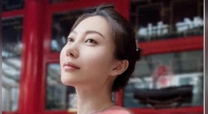 章子怡嫂子过43岁生日，姑嫂二人零互动，曾为老公砸汪峰求婚现场