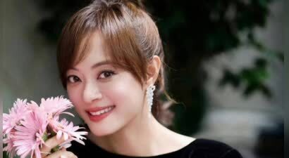 孙俪手捧鲜花笑容明媚