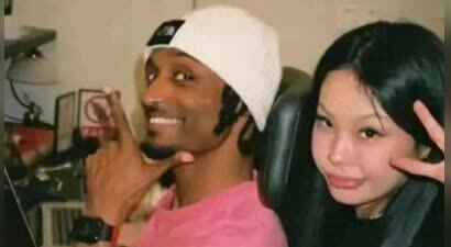 万妮达带男友亮相新疆婚礼，穿花裙女人味爆棚，男友土豪范引争议