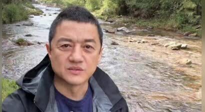 53岁李亚鹏现状：公司狂赚70亿，住乡下小屋吃野菜，娇妻不离不弃