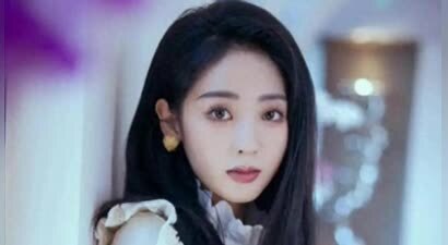 以“郑爽表妹”身份出道，演了二十多部剧，如今搭档杨幂终于红了