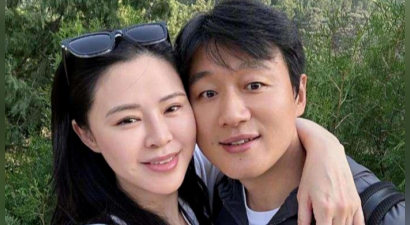 佟大为夫妻亮相云冈石窟，关悦脸肿又垂还歪嘴，遭冷落并被推搡