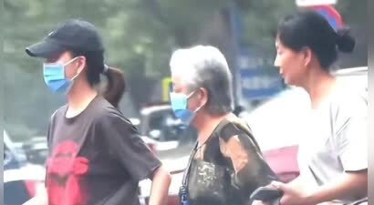 45岁殷桃带妈妈吃火锅，素人男友罕露面，矮又胖小心翼翼搀扶老人