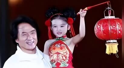 她6岁被成龙抱着上春晚，却因长残被骂退圈出国，如今逆袭成女神