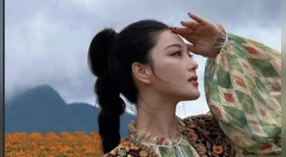 38岁张馨予去云南度假：扎着大辫子漫步在花海中，人比花还要娇嫩