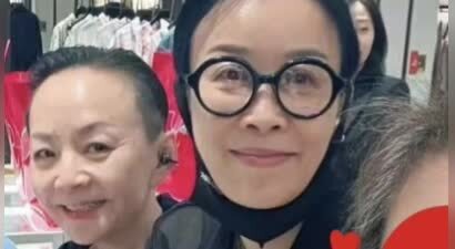 宋丹丹一家五口逛商场，和儿媳一路热聊不停！王博谷抢着买单被赞