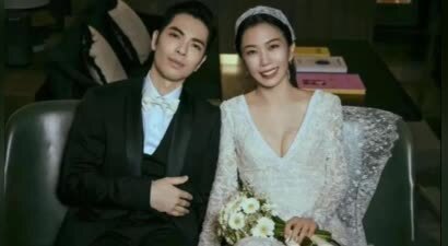 38岁萧敬腾夸52岁妻子可爱，网友：口味真重，再保养也挡不住老态