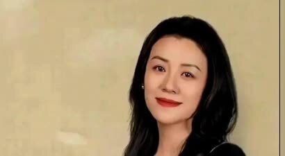 她本是豪门阔太被导演喊来临时救场，却意外走红，50岁片约不断。