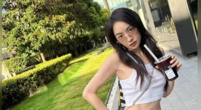 宋茜晒生活美照外出散步心情好