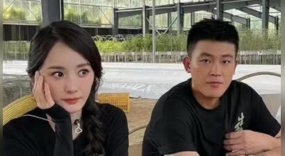 欧豪杨幂合体现身菜园，杨幂瘪嘴脖子前倾，欧豪真像土里长出来的农民