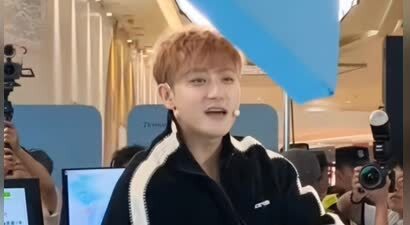 黄子韬空降杭州！生图脸肿、发福显油腻，现场连送10台手机好霸气