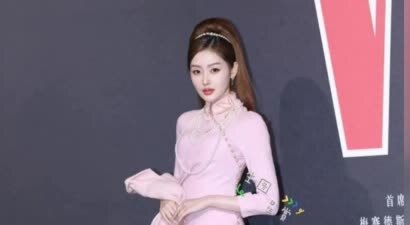 张天爱不愧是红毯Queen，“死亡芭比粉”都能穿出女神感，又甜又飒的气质爱了