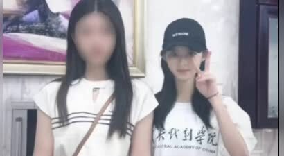 黄杨钿甜现身中央戏剧学院办理入学手续