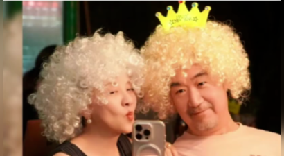 张国立夫妇参加聚会，邓婕保养得也太好，夫妻俩明明只差3岁，看着像隔代人