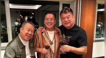 巨星谭咏麟与陈百祥关系破冰，生日会上亲密合影，称流言是调味剂