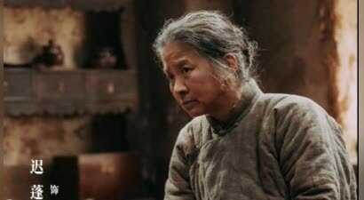 “大脚娘”迟蓬逛超市被偶遇，打扮好朴素，真人看起来也是老年人