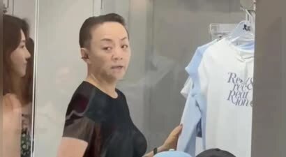 宋丹丹一家逛商场，与儿媳像闺蜜，71岁赵玉吉气质儒雅，状态超好