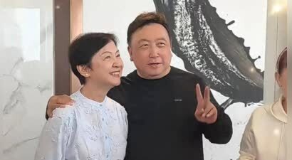 惊！王晶送粉玫为妻丁德君庆生，深情告白，她娇笑美过晶女郎！