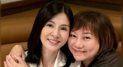 51岁杨采妮近况曝光，低调返港与好友聚会，素颜出镜状态似少女