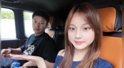 甜馨晒新加坡游玩视频，化淡妆遗传妈妈美貌，和贾乃亮互动友爱
