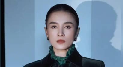 宋佳身穿墨绿色丝绒套装气场强大