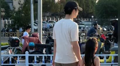 董子健和女儿牵手逛街，像牵着小孙怡，8岁大福五官像爸爸也不丑