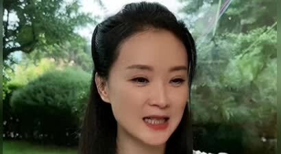 直播带货为夫还债，51岁王艳豪门梦碎，她还是走上了刘涛的老路
