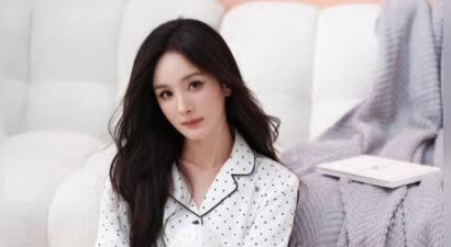 杨幂穿白色睡衣慵懒舒适 眼神温柔