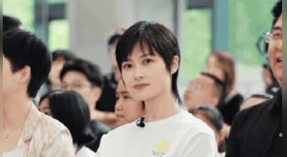 人前光鲜人后心酸，被嘲太"中性"没人敢娶，41岁李宇春成了"笑话"