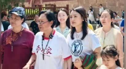 75岁斯琴高娃到灵岩寺上香祈福，拄着拐杖走路，看起来苍老了好多