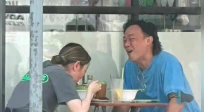 陈奕迅现身小餐馆，与粉丝同桌用餐引发网络