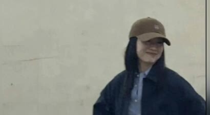 董洁轻盈步伐踏过，留下一串串温柔的足迹，温暖了人间烟火