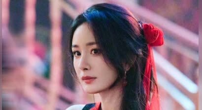 杨幂穿红色裙装头戴羽毛姿态优雅