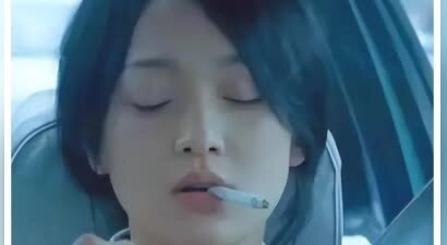 娱乐圈抽烟成瘾的几位女明星：那英烟不离手，刘亦菲最爱万宝路