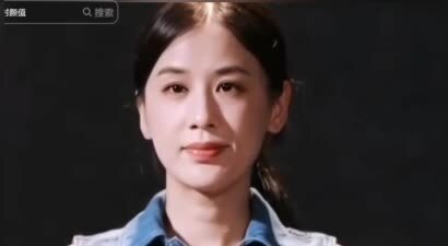 黄圣依现身青浦山姆，脸凹又垂小腿青筋暴起，背11万爱马仕超抢镜