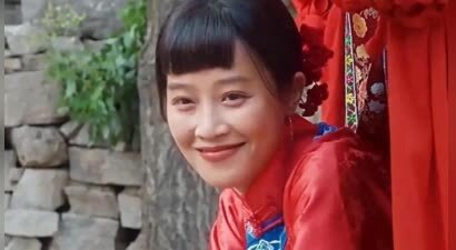 蓝盈莹真敢掀桌？抢杨幂风头不成，反被骂“搬石砸脚”