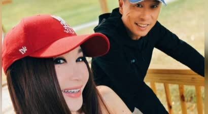 温碧霞晒一家三口合照！与老公何祖光送养子去学校