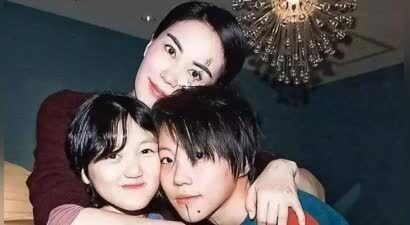 王菲陪伴李嫣术后返京，母女情深引关注