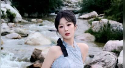 杨紫一袭浅蓝色长裙温柔似水