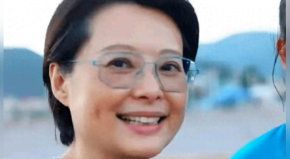 53岁袁立带孩子看海，脸上有褐斑头上有白发，脖子带两根绳好朴素