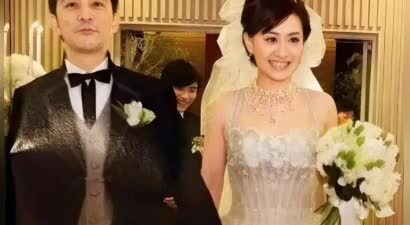51岁陈德容首谈离婚：爱情没用？她笑着说完眼圈却红了