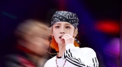 鹿晗南昌开完演唱会，和邓超一家逛公园，超姐露面年轻又有气质