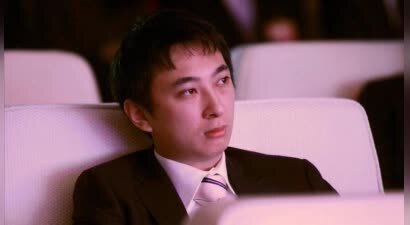 黄一鸣最担心的事发生了！王健林欠债苦熬，怪不得闪闪频繁出镜