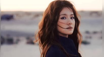 李兰迪穿黑色长裙配烟熏妆 在荒漠中行走