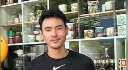 42岁阮经天穿紧身服现身街头，胸肌大腰细，健美身材堪比国际男模