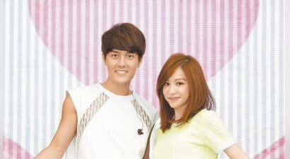 王心凌吴克群机场“贴贴”被曝热恋！《劈你的雷》歌词回应，18年绯闻再续？