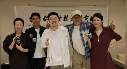 胡军和家人一起去看舞台剧，老婆卢芳打扮贵气，24岁女儿罕见露面