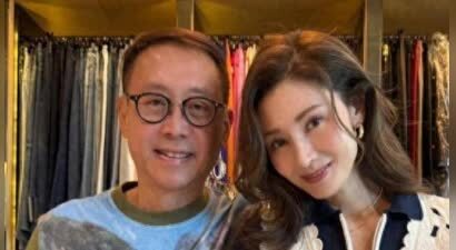 李嘉欣晒合照庆节日：与丈夫抱着狗狗合照，许晋亨搂抱妻子好甜蜜