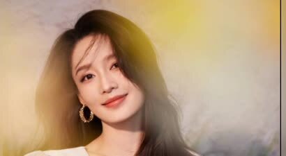 李沁穿白色礼服笑容明艳