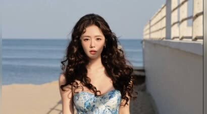 蔡文静穿青花瓷国风礼裙清新靓丽